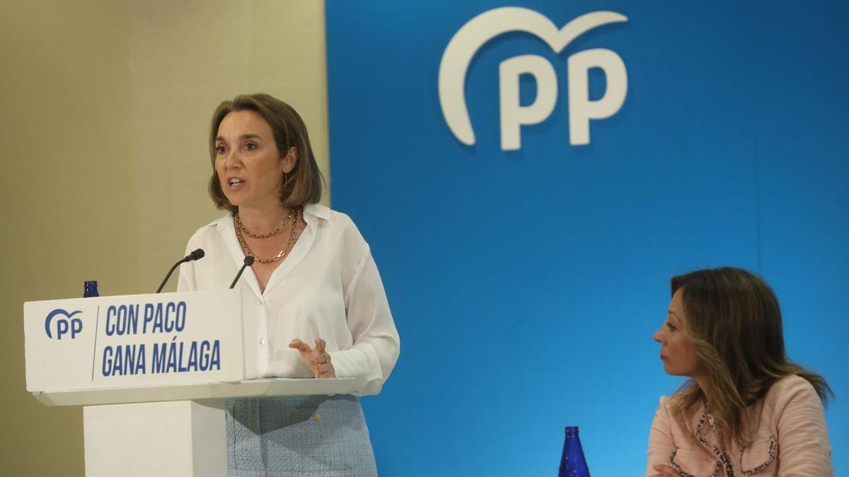 Cuca Gamarra interviene bajo la mirada de Patricia Navarro.