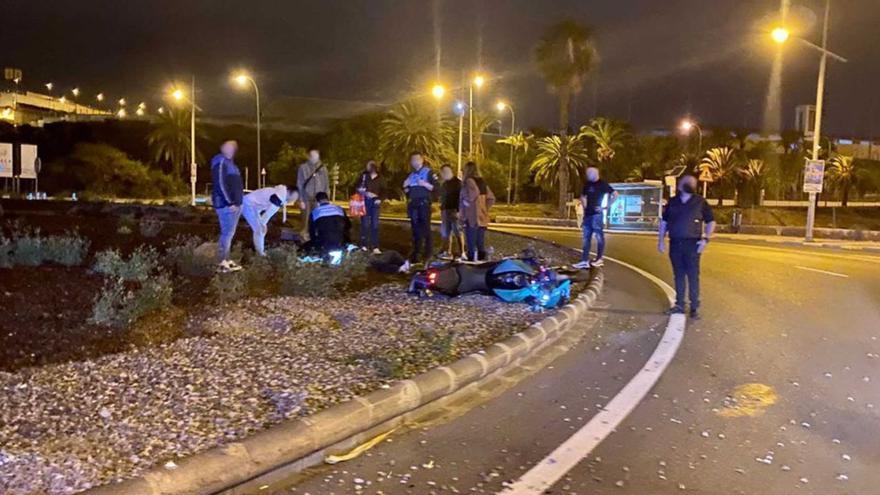 Accidente de un motorista sin carné en la rotonda del Vigía