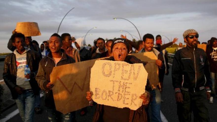 Cierre temporal del Eurotúnel por la avalancha de migrantes