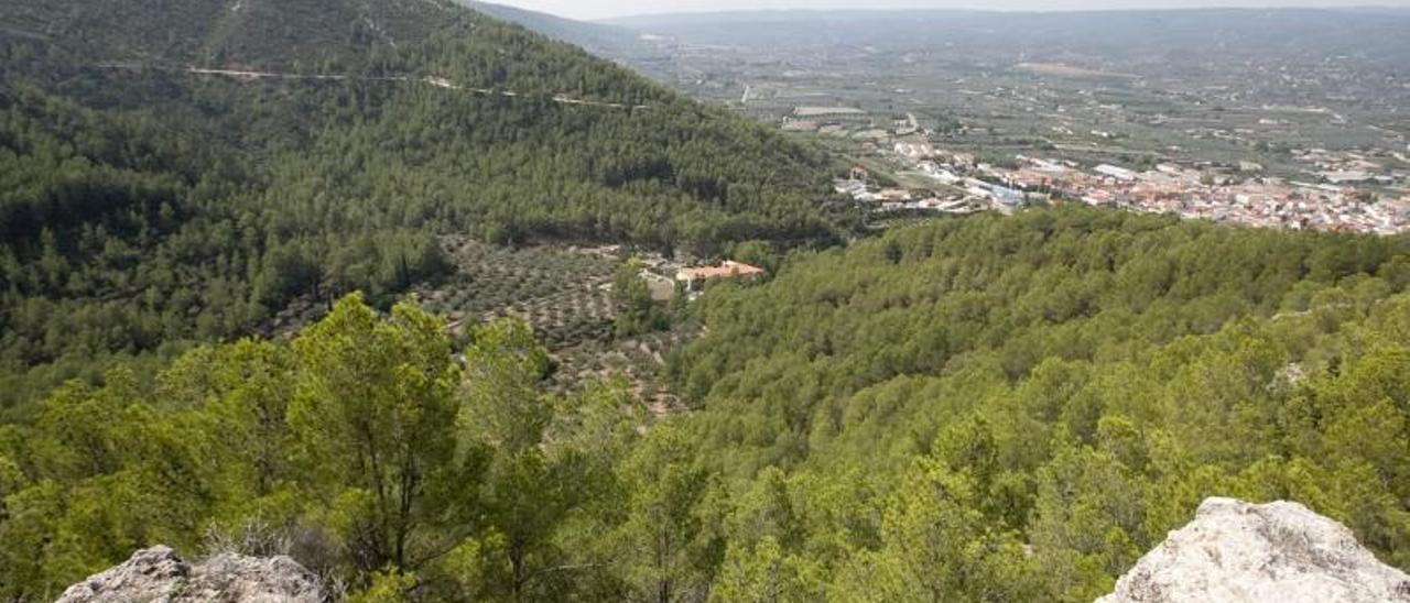 Vista panorámica de una zona de sierra de Enguera, con el núcleo urbano al fondo. | PERALES IBORRA