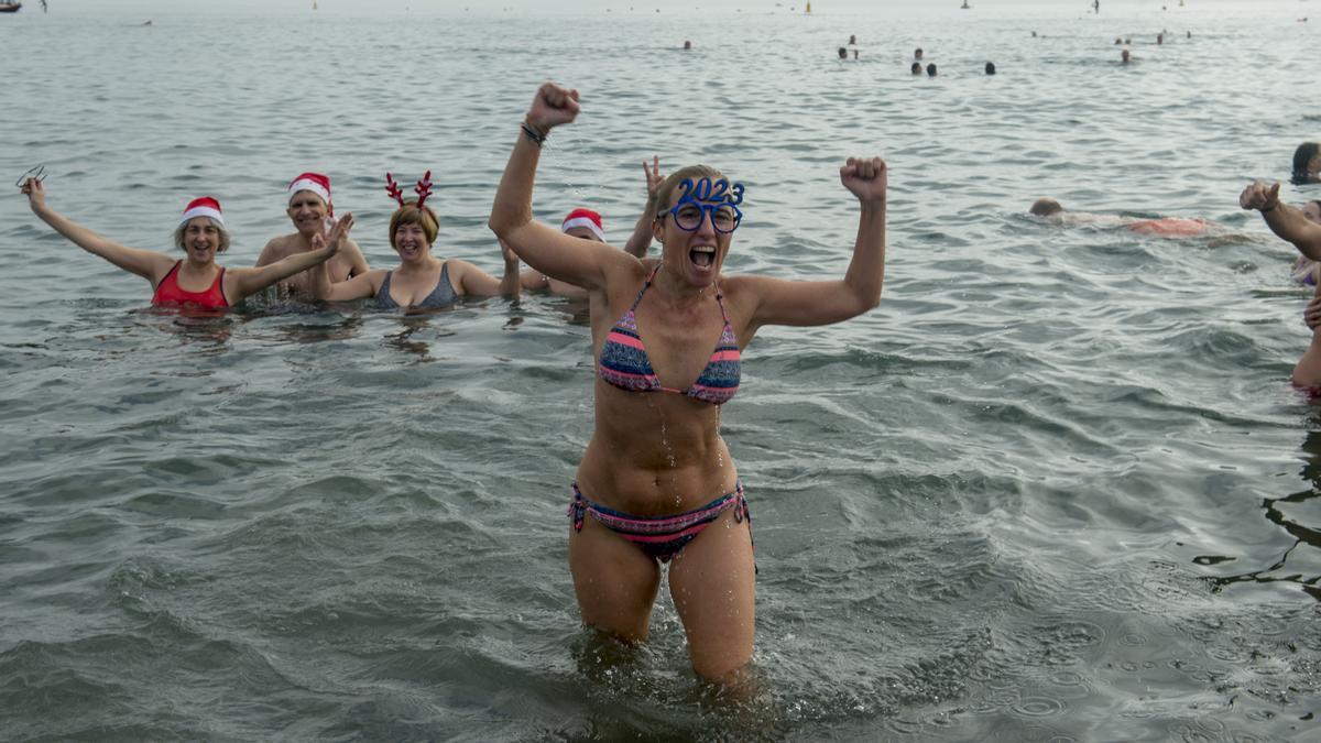 Primer baño del año en la playa de la Barceloneta