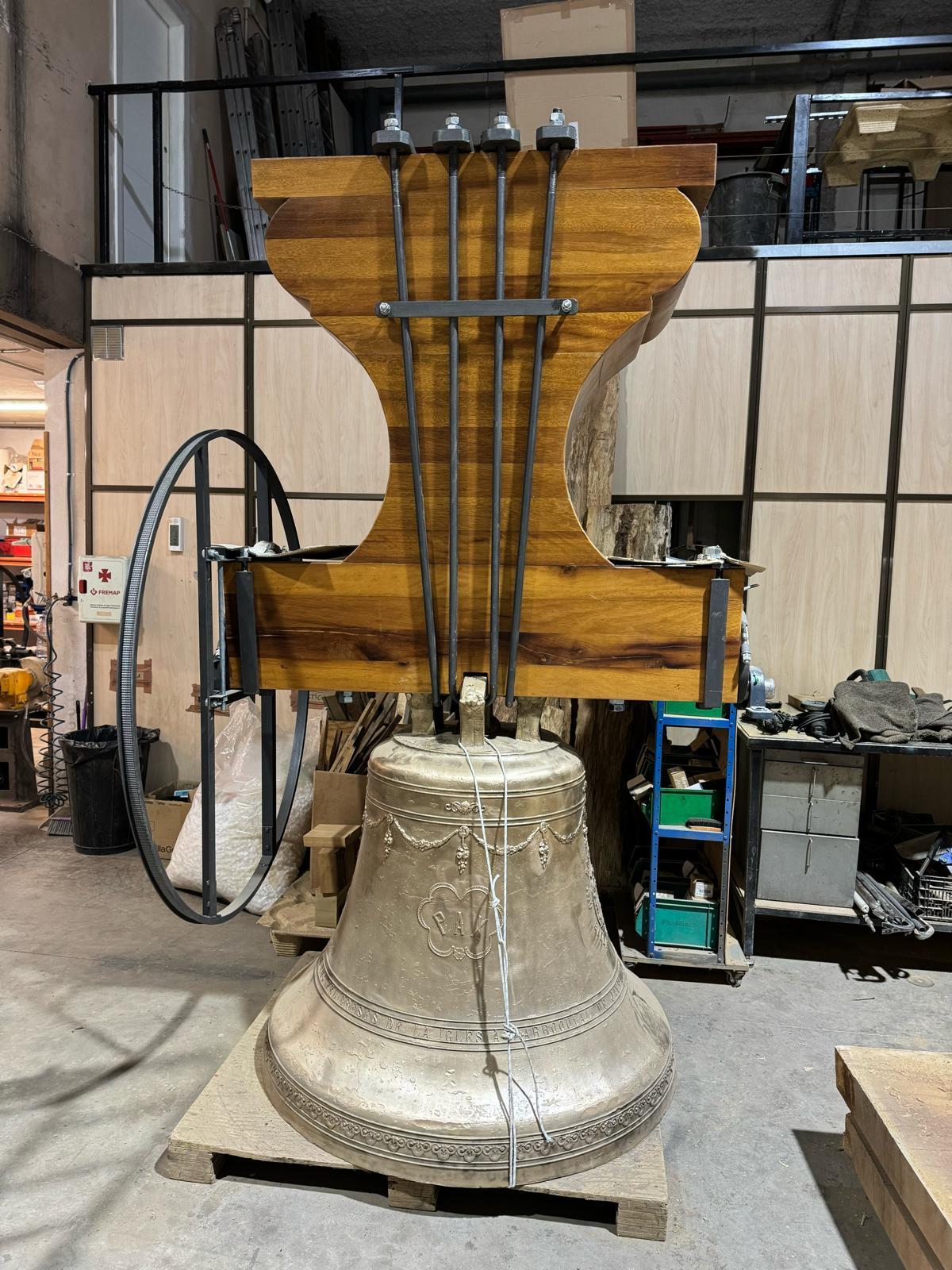 Una de las campanas con el nuevo yugo de madera