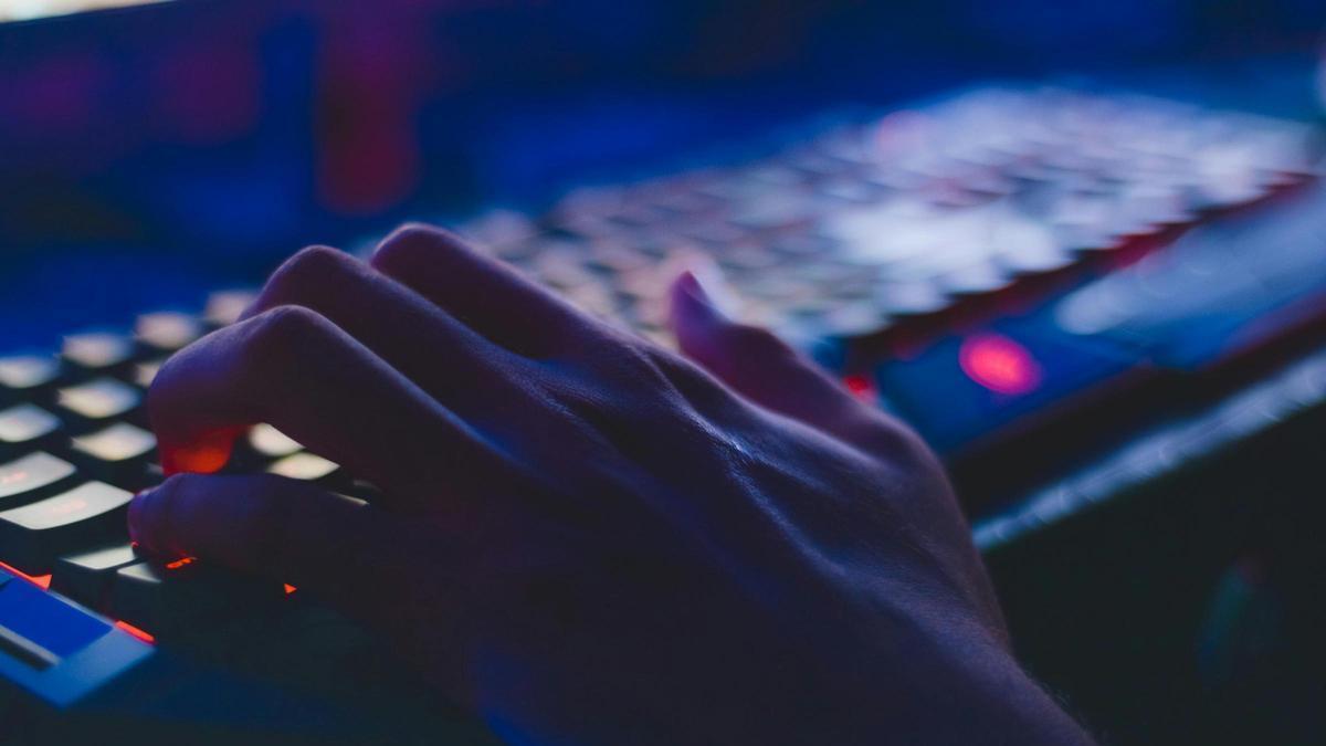 Aprende a limpiar tu teclado: el sencillo truco del gel casero que arrasa.