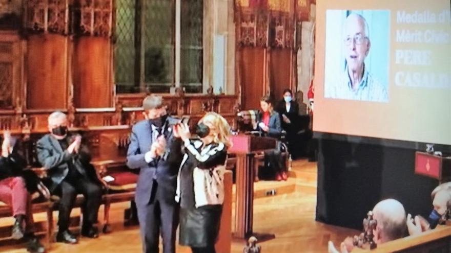 Moment en què Glòria Casaldàliga recollia la medalla de mans d&#039;Albert Batlle