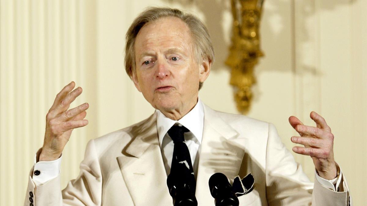 El escritor norteamericano Tom Wolfe, en el 2004.