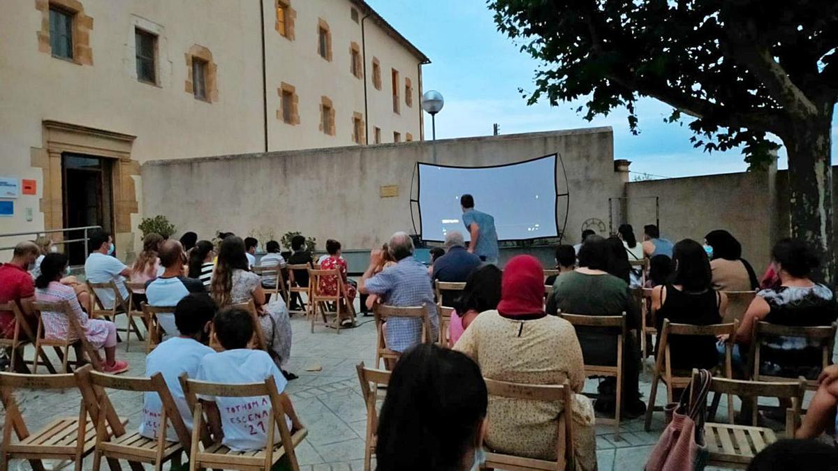 Els dos curtmetratges -Barri Viu i És Pau- es van presentar al centre d’acollida El Convent. | ACN