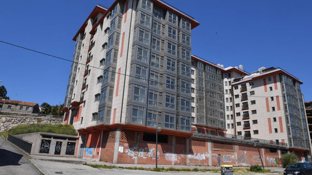 Edificio con las viviendas desocupadas en la avenida Fisterra.