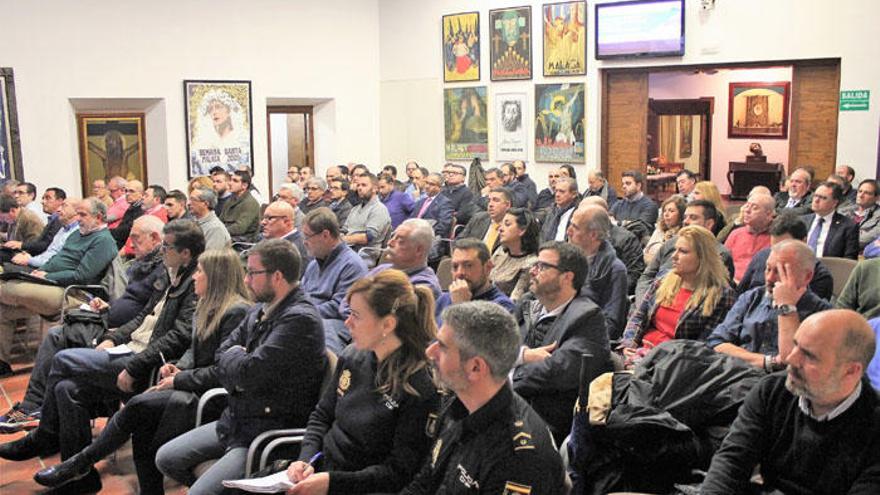 Expertos y cofrades se reúnen en la Agrupación para tratar sobre seguridad ciudadana durante la Semana Santa.