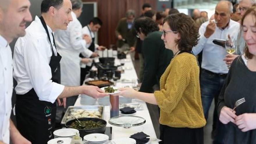 Tast de plats elaborats amb productes autòctons, vins i olis del Bages, ahir a Món Sant Benet