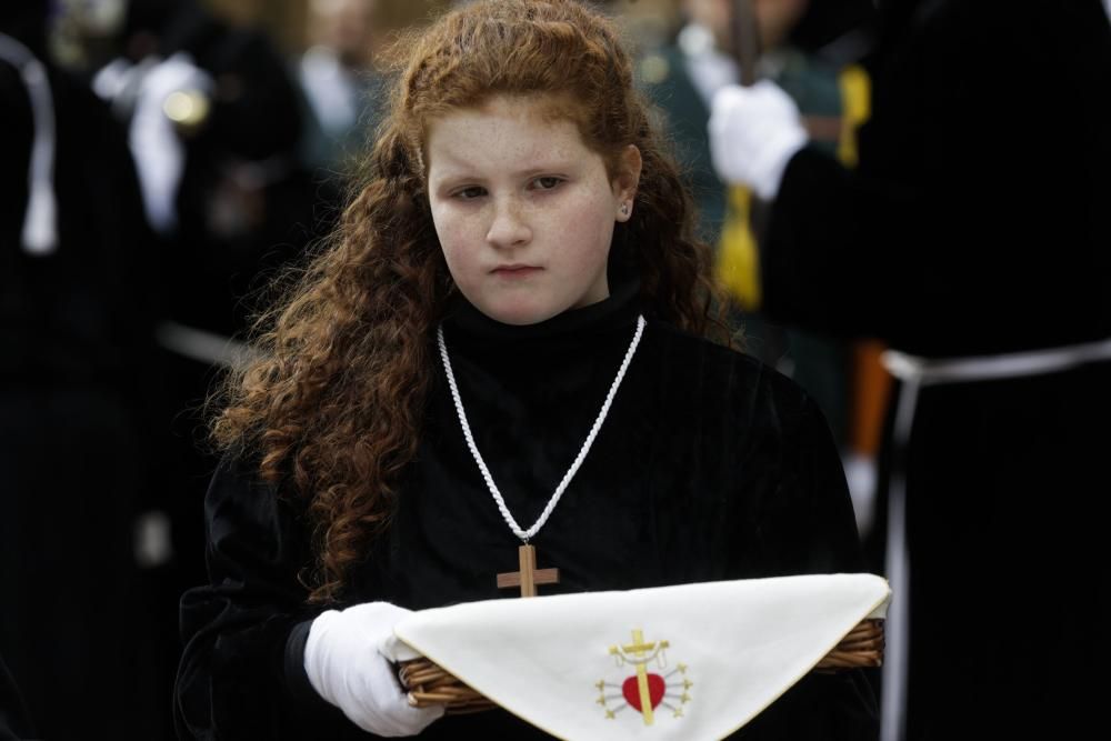 La lluvia obliga a dar la vuelta a la procesión ovetense del Santo Entierro