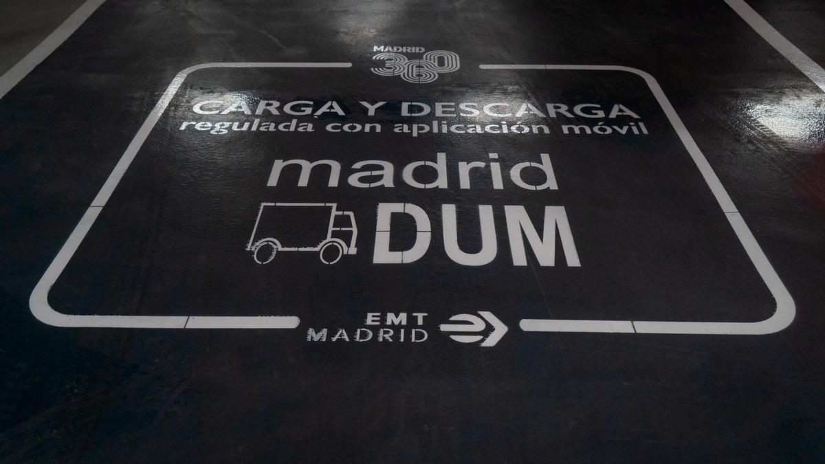 Punto de carga y descarga señalizado en un parking de Madrid.