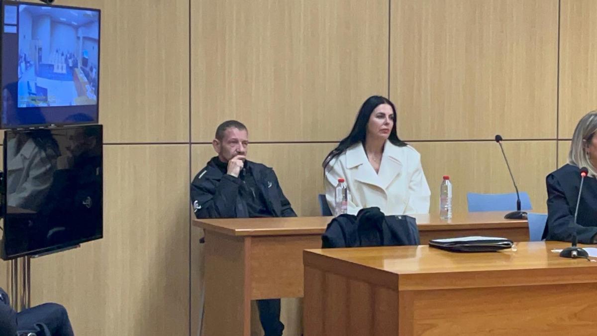 El acusado de matar a mazazos a un sintecho en Gandia con su intérpetre durante la primera sesión del juicio celebrado en València.