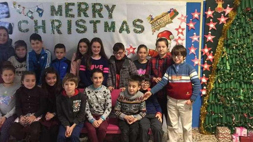 Participantes en la iniciativa &quot;Christmas crackers&quot; del colegio de Infiesto.