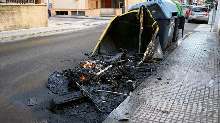Eine Spur der Verwüstung hinterlässt der Feuerteufel in vielen Straßen von Palma.