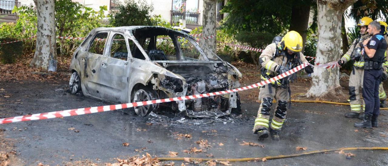 Estado en el que quedó el coche incendiado. |   // GONZALO NÚÑEZ