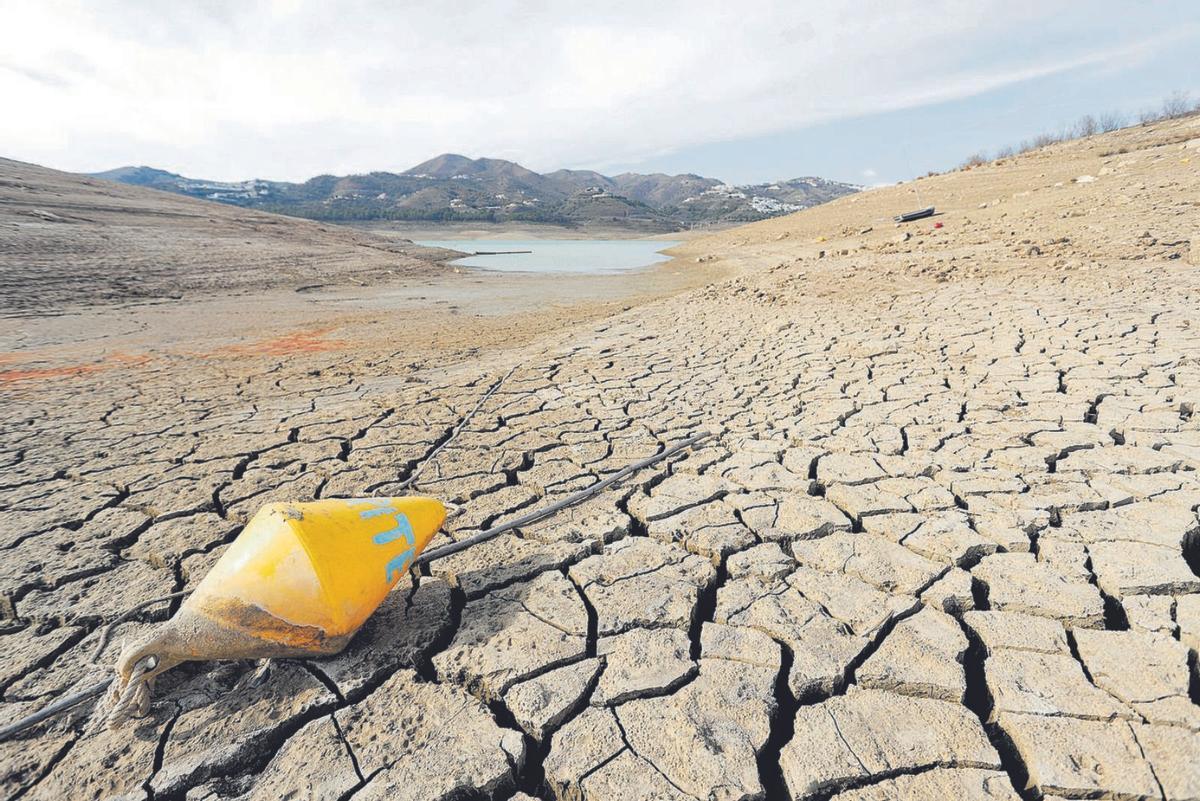 El embalse axárquico de La Viñuela se halla desde primavera bajo mínimos históricos. | ÁLEX ZEA