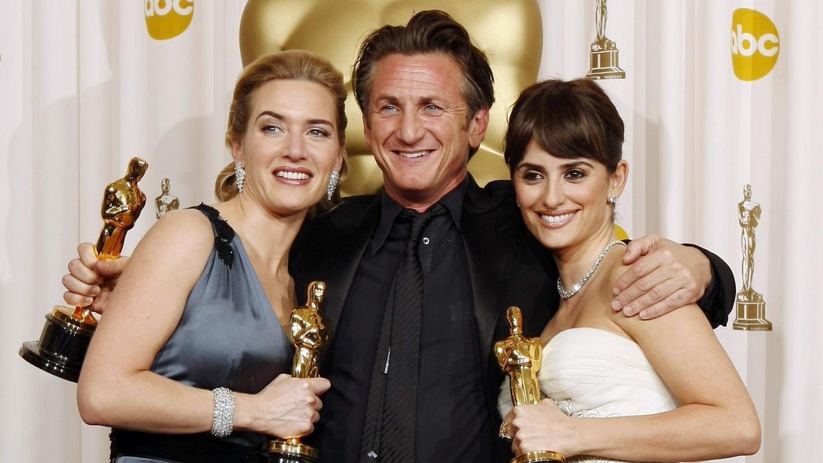 La actriz británica Kate Winslet (I), ganadora del premio a la mejor actriz por &#039;The Reader&#039;, Sean Penn (C), ganador del premio al mejor actor por &#039;Milk&#039;, y la actriz española Penélope Cruz, ganadora del premio a la mejor actriz de reparto por &#039;Vicky Cristina Barcelona&quot;&#039;.