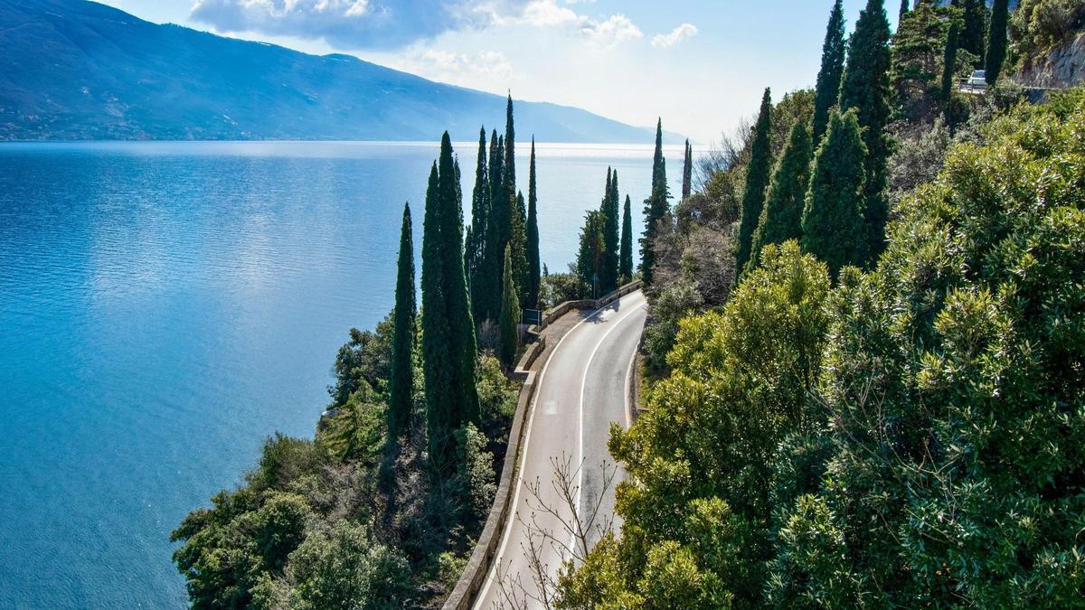 La espectacular carretera que discurre junto a los Alpes al norte de Italia