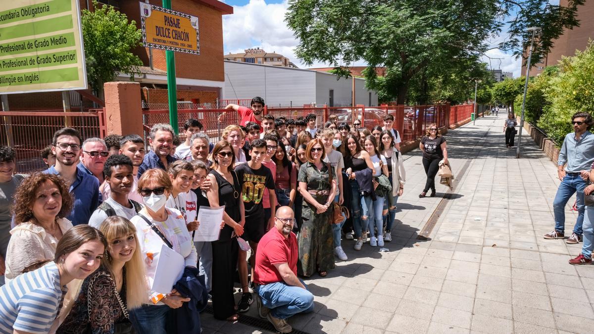 Alumnos y profesores con el alcalde, ayer, en la inauguración del nombre del callejón Dulce Chacón.