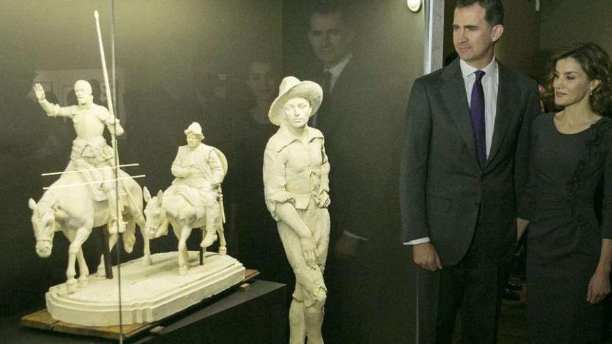 El rey Felipe VI y la reina Letizia, durante la inauguración ayer de la exposición sobre Miguel de Cervantes en la Biblioteca Nacional.