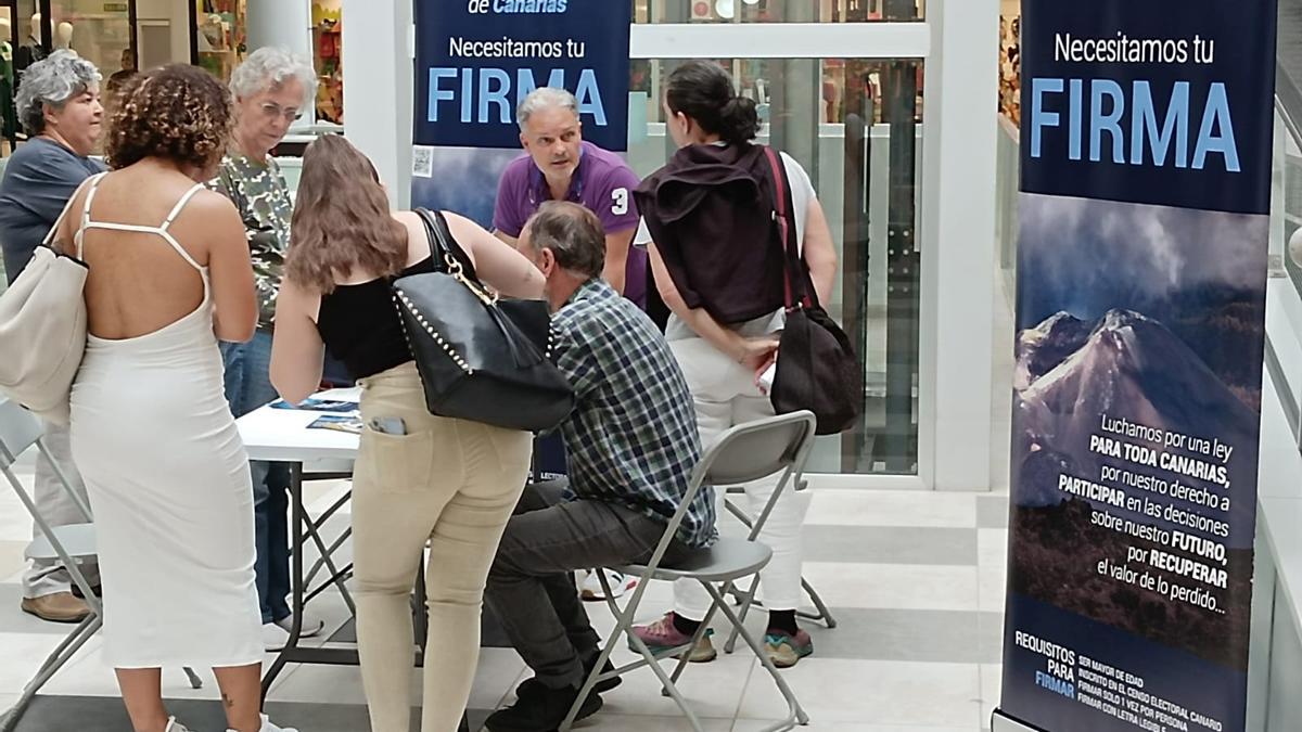 Recogida de firmas en un centro comercial