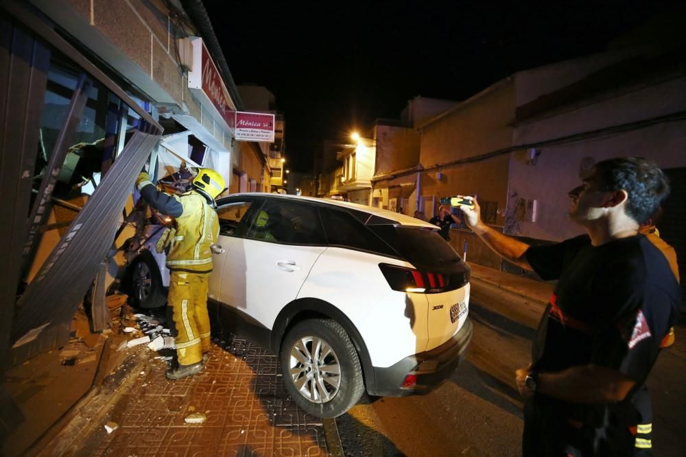 Dos coches se vieron implicados en un aparatoso accidente en la confluencia de las calles San Pascual con Hermanos Bazán en Torrevieja