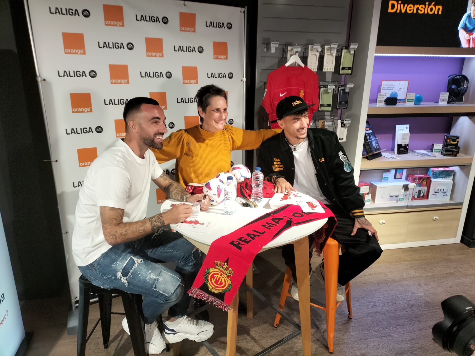 Firma de autógrafos de Sergi Darder y Antonio Sánchez, jugadores del Mallorca