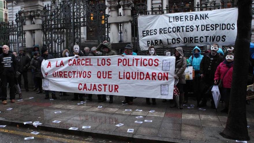 Manifestantes, ayer, ante la Junta General del Principado.