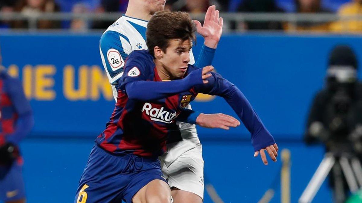 Riqui Puig con el Barcelona B en el derbi de filiales