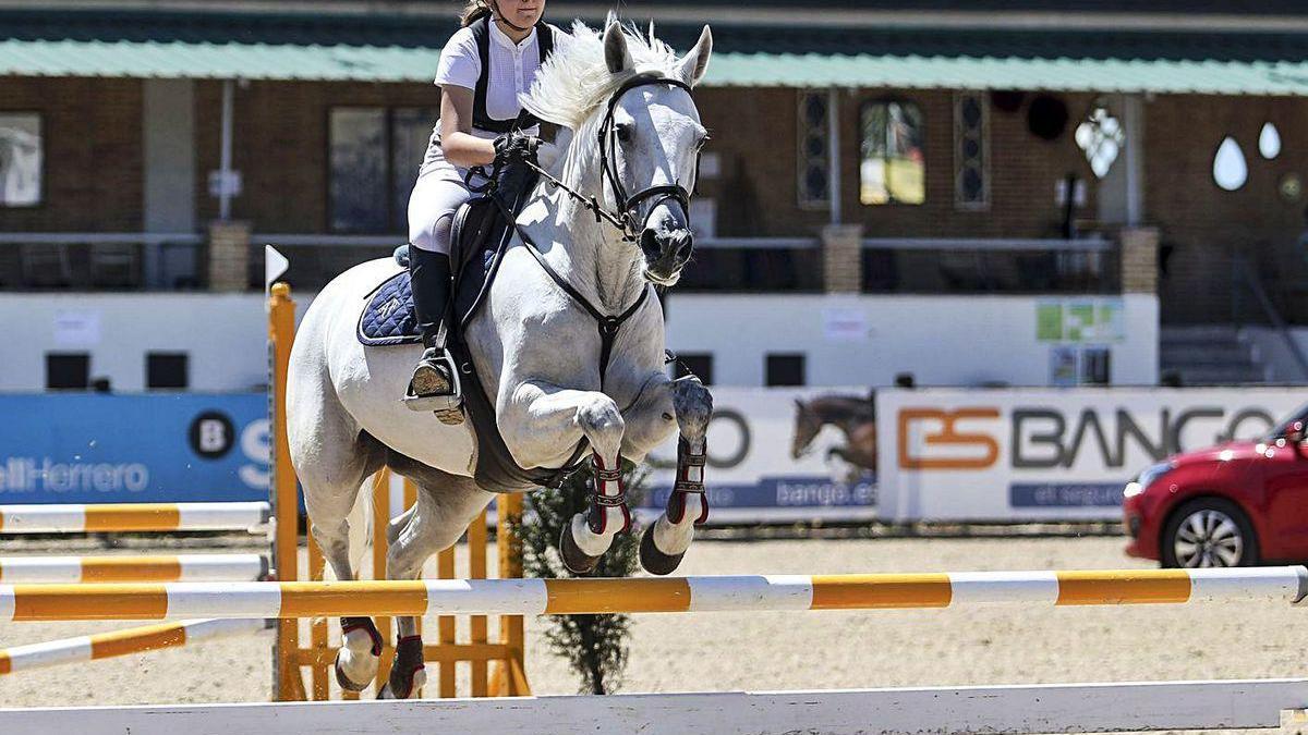 La joven amazona asturiana Irene Huerta, ganadora de la prueba de 1,10 con &quot;Califa&quot;.