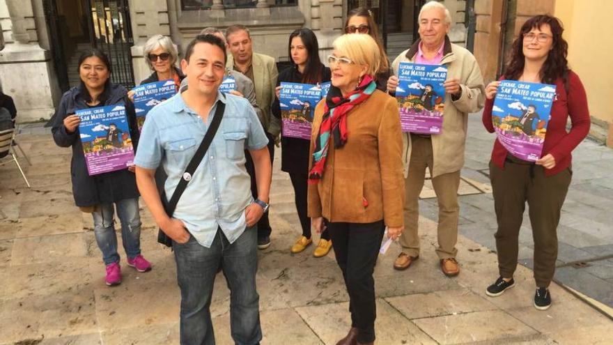 Fernando Villacampa e Isabel González, delante de varios simpatizantes, ayer en la plaza del Ayuntamiento.