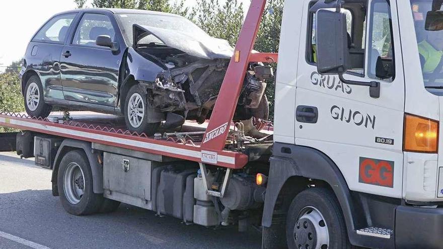 El turismo siniestrado ayer, tras el choque contra dos camiones.