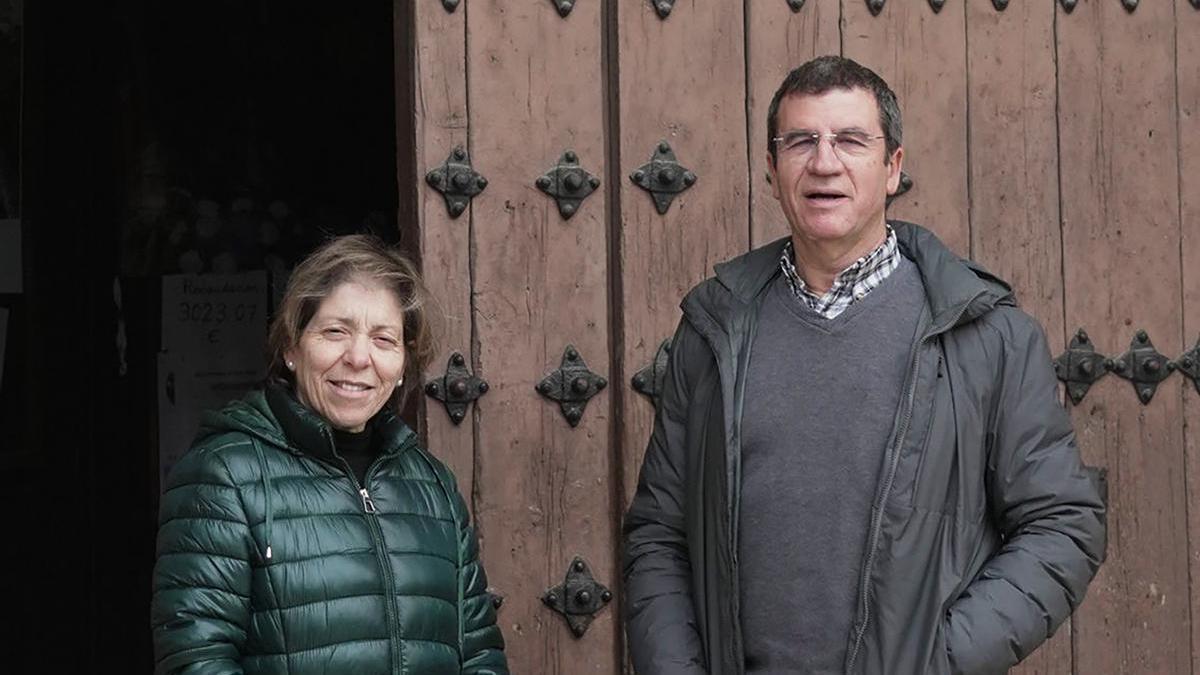 Mariluz Collado, con covid persistente, con su párroco, Juan Manuel García.