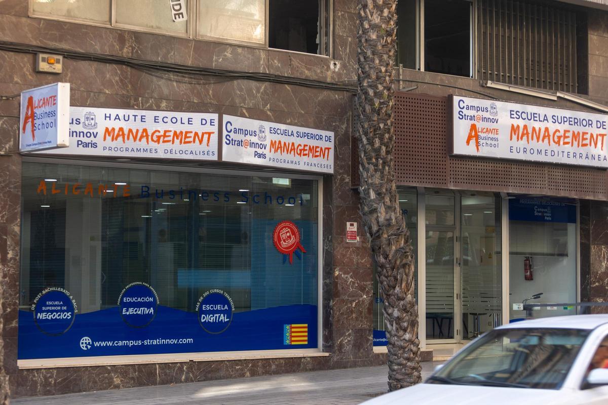 La academia posee un "business club", una iniciativa que consiste en generar un espacio donde alumnos y empresas puedan compartir ideas y un diálogo enriquecedor mediante charlas divulgativas.