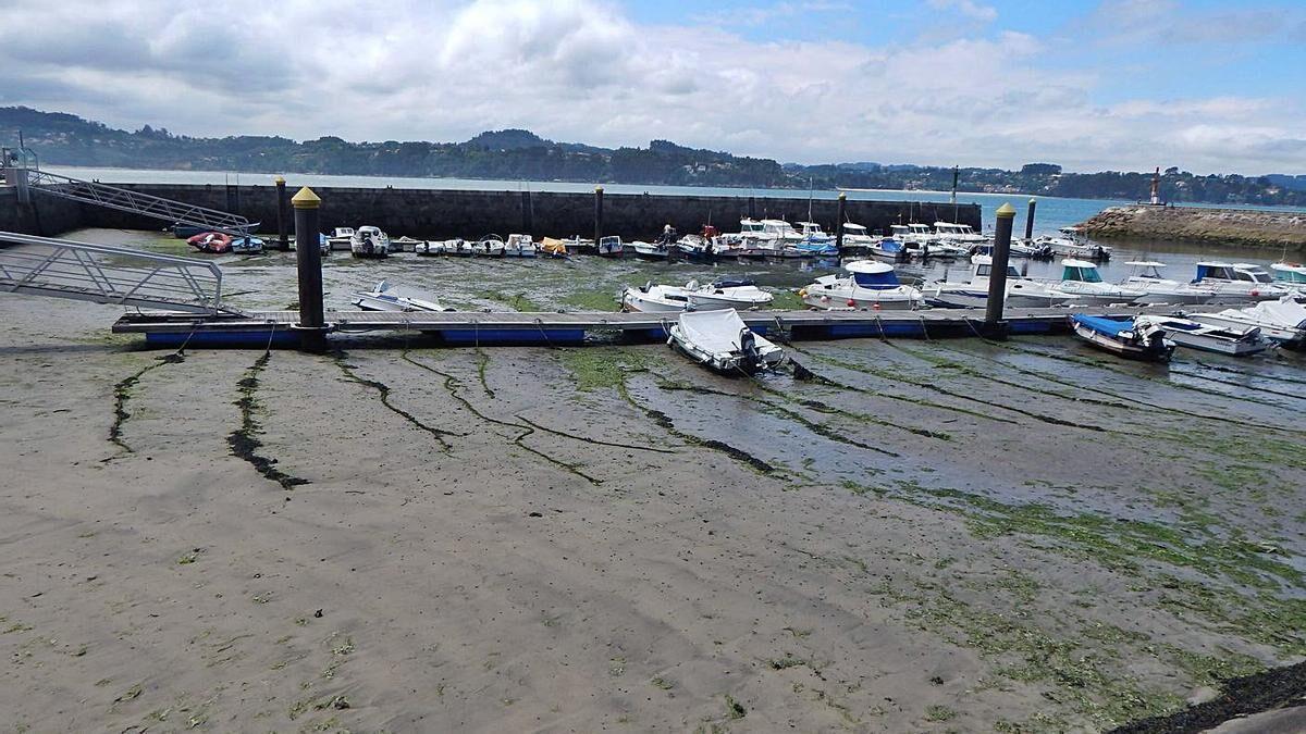 Acumulación de lodo en el puerto de Miño que impide los movimientos de barcos en bajamar. // La Opinión La grúa del puerto de Miño, que lleva tiempo inoperativa. // La Opinión