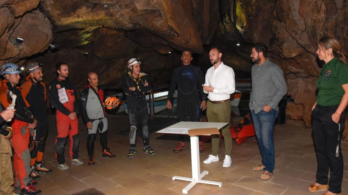 El concejal de Turismo, con los responsables de Espeleoclub de la Vall d’Uixó, en el interior de les Coves de Sant Josep. | MEDITERRÁNEO