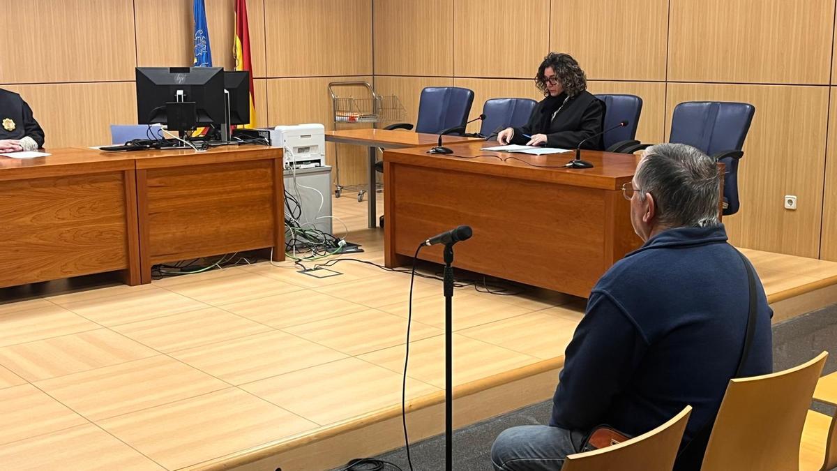 El condenado por agredir y amenazar a un médico de Cullera con insultos racistas durante el juicio celebrado este jueves en València.