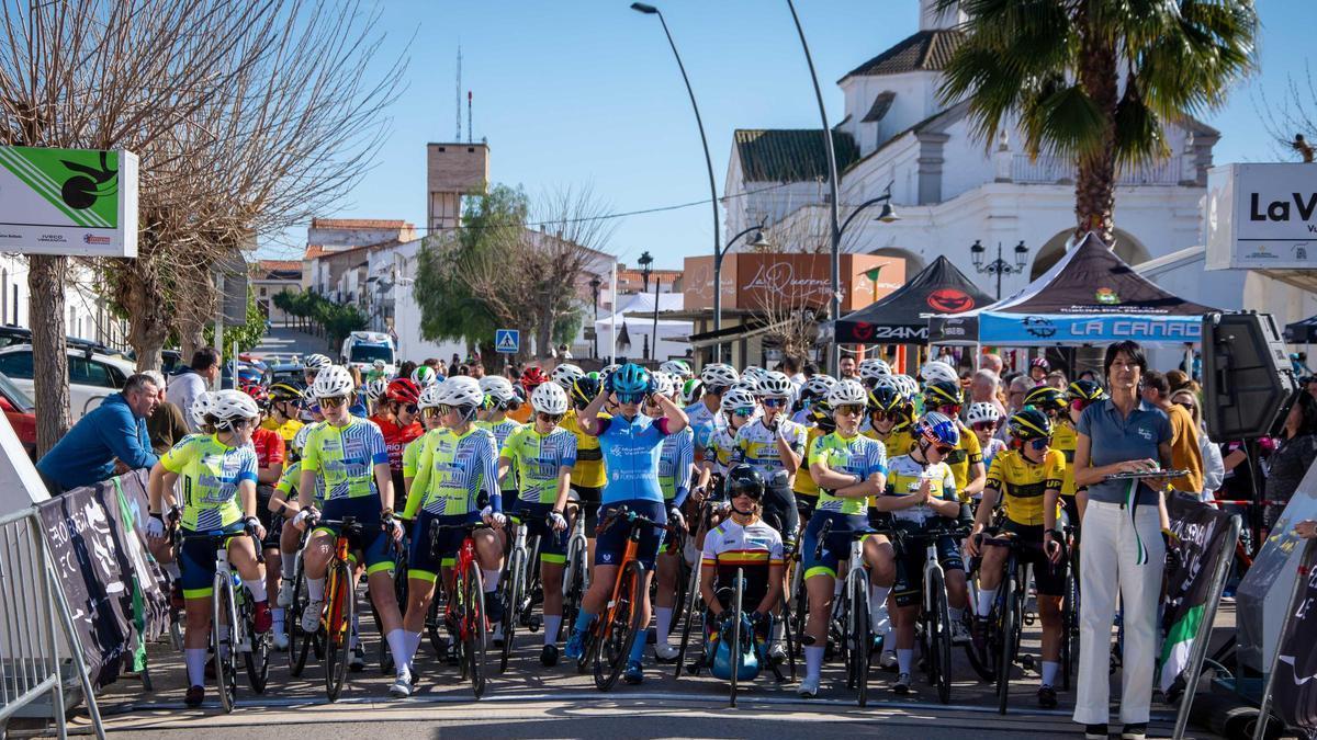 Las corredoras esperan para tomar la salida.