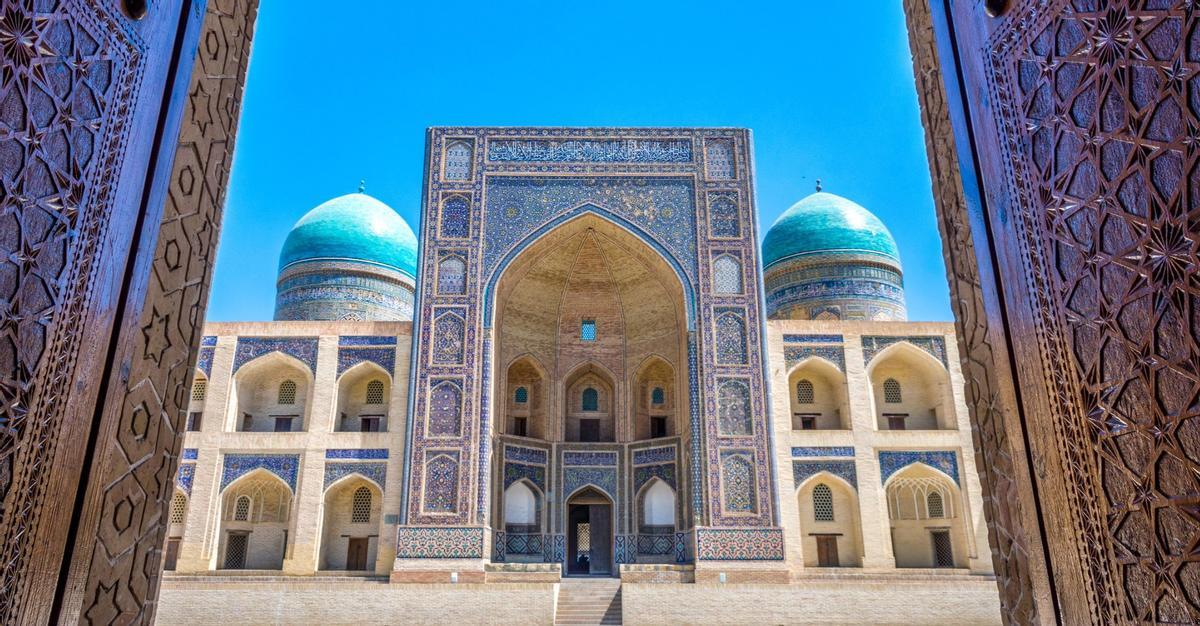 La madraza Mir-i-Arab es una de las joyas aruitectónicas de Uzbekistán.