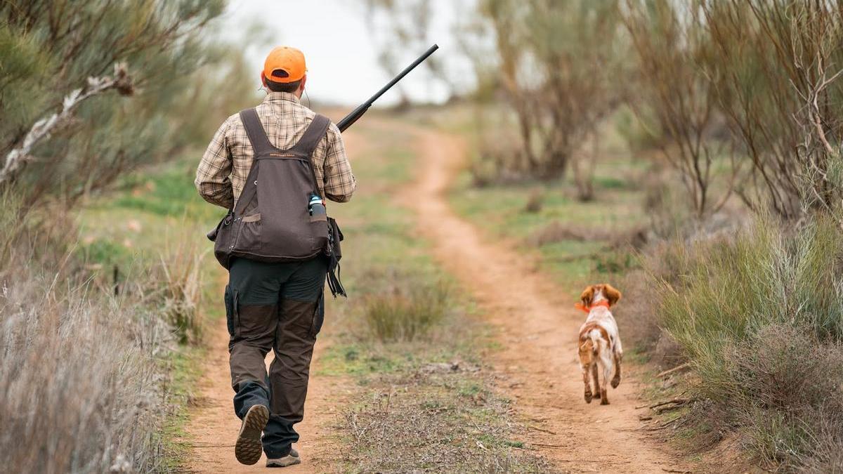 Un cazador y su perro.