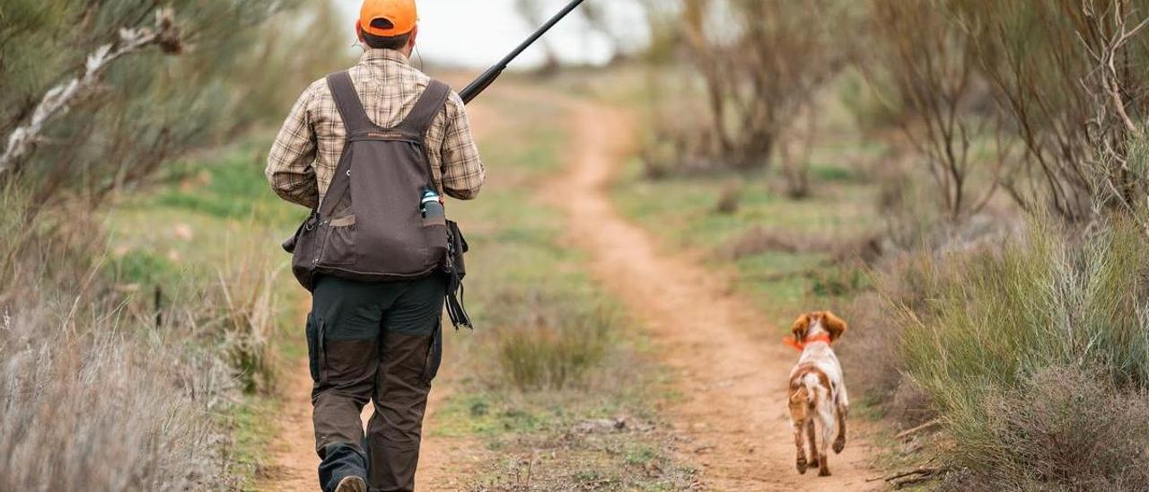 Un cazador y su perro.