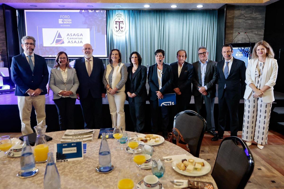 Organizadores y ponentes del Foro CEOE Tenerife-Prensa Ibérica sobre la gestión del agua.