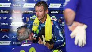 Valentino Rossi, en el box de Yamaha, en el test de pretemporada en Malasia.