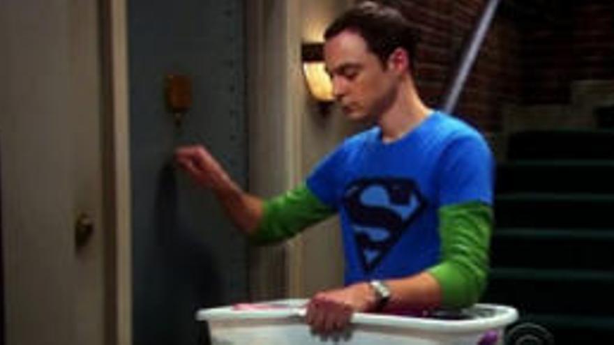 Sheldon Cooper trucant tres cops a la porta.