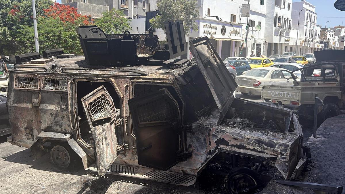 Un vehículo calcinado en los enfrentamientos entre milicias en Trípoli.