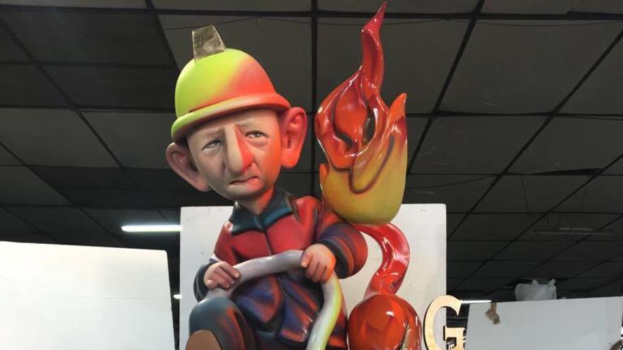 El ninot que representa al jefe de los bomberos del Parque de Elda