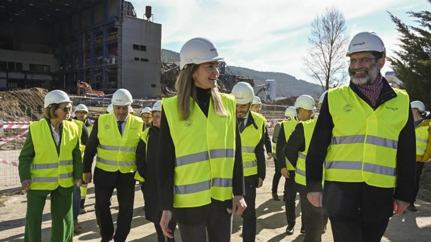 En primer término Sara Aagesen durante su visita a las instalaciones de la central de La Robla. | Efe