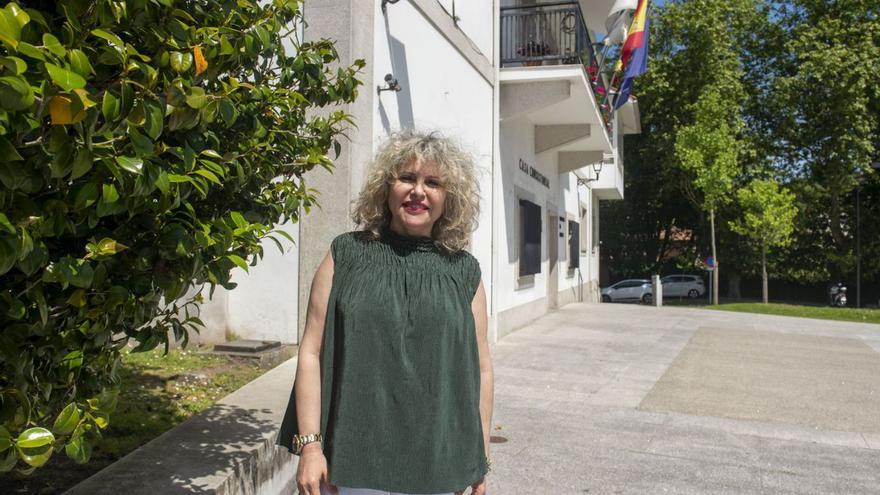 La alcaldesa de Cambre, Diana Piñeiro, junto a la entrada del Concello.