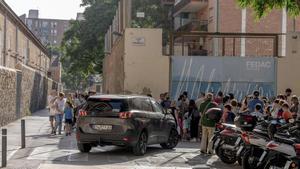 En la foto, hora de entrada a la escuela FEDAC Sant Andreu