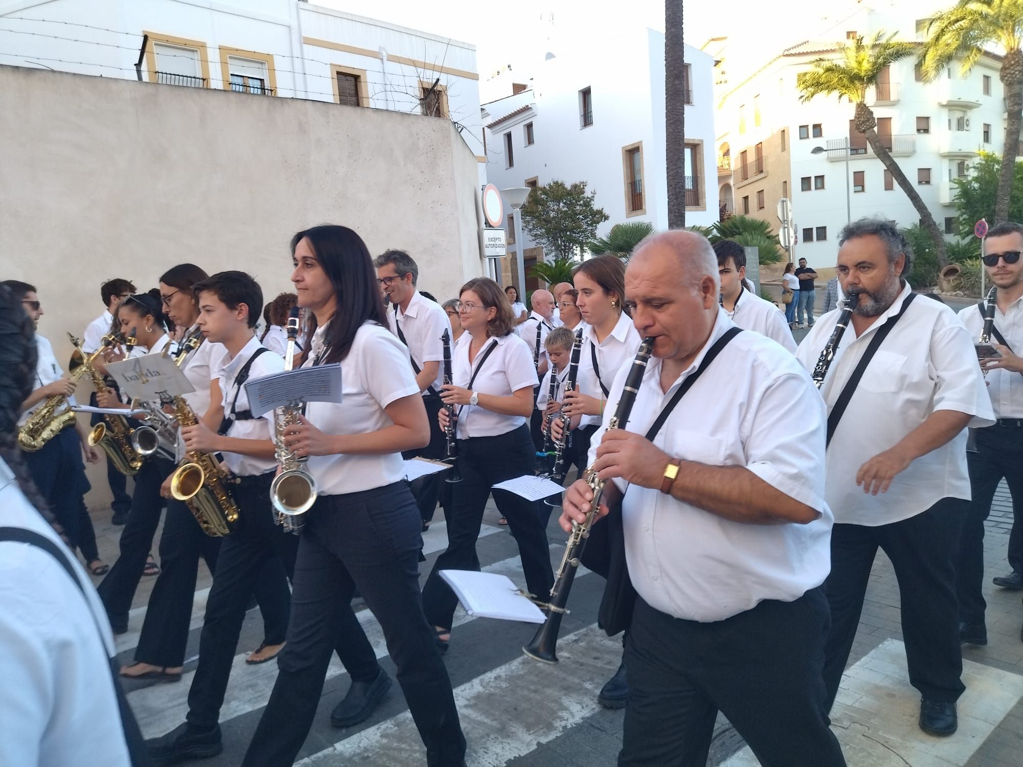 Xàbia, capital de la música: más de 800 músicos de toda la comarca llenan de vida las calles (imágenes)